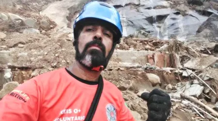 Sacerdote sirve como bombero para rescatar a víctimas de inundaciones en Brasil
