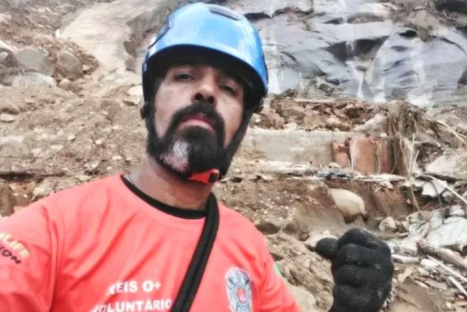Sacerdote sirve como bombero para rescatar a víctimas de inundaciones en Brasil