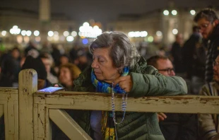 Carmelina ha estado rezando por la salud del Papa Francisco también durante el Rosario Crédito: Daniel Ibañez/ EWTN News