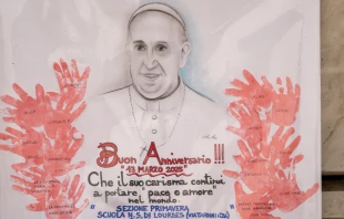 Uno de los carteles en el Gemelli donde el Papa Francisco lleva un mes ingresado Crédito: Daniel Ibañez/ EWTN News