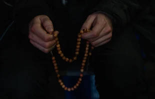 Fieles rezando el Rosario en la plaza de San Pedro por la salud del Papa Francisco Crédito: Daniel Ibañez/ EWTN News