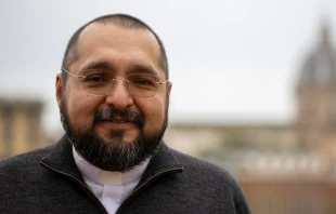 El P. Omar Osiris está convencido de que la misericordia de Dios puede transformar las vidas Crédito: Daniel Ibaéz/ EWTN News
