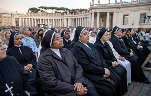 Religiosas se reúnen para rezar el Rosario por el Papa Francisco en la Plaza de San Pedro del Vaticano, el lunes 21 de abril de 2025. Crédito: Daniel Ibáñez/EWTN News.
