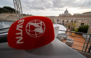 EWTN Noticias realiza una cobertura especial desde Roma con motivo de la muerte del Papa Francisco. Crédito: Daniel Ibáñez / EWTN News.