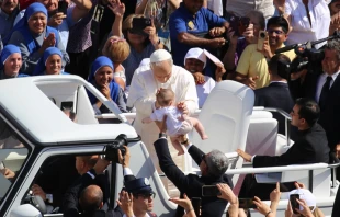 El Papa León XIV bendice a un niño en la Plaza de San Pedro, antes de iniciar su catequesis en la tercera Audiencia General de su pontificado. Crédito: Zofia Czubak / EWTN News.