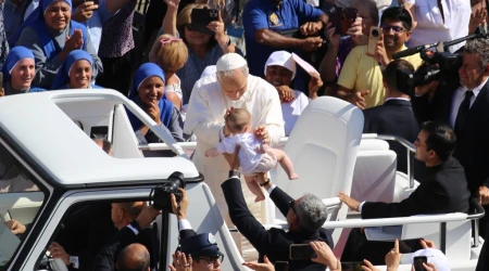 El Papa León XIV bendice a un niño en la Plaza de San Pedro, el 4 de junio de 2025.