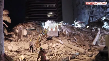 Arquidiócesis de Miami llama a la solidaridad con víctimas de edificio derrumbado