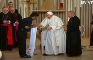 El Papa Francisco y el P. Susai Jesu, pu00e1rroco de la Iglesia del Sagrado Corazu00f3n de los Primeros Pueblos en Edmonton, Alberta, Canadu00e1. Cru00e9dito: Vatican Media. 