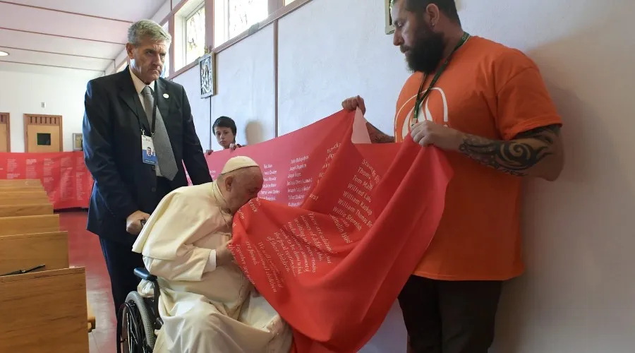 El Papa Francisco besando la bandera que reconoce a las víctimas de los antiguos colegios residenciales de Canadá. Crédito: Vatican Media.?w=200&h=150