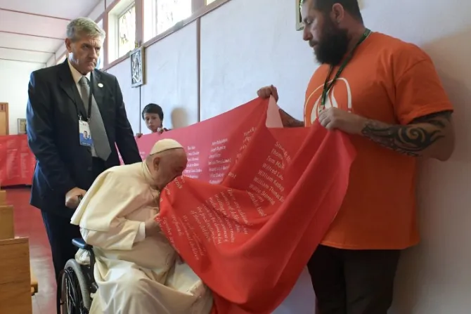 Papa Francisco besa bandera que recuerda más de 4 mil niños indígenas fallecidos en Canadá