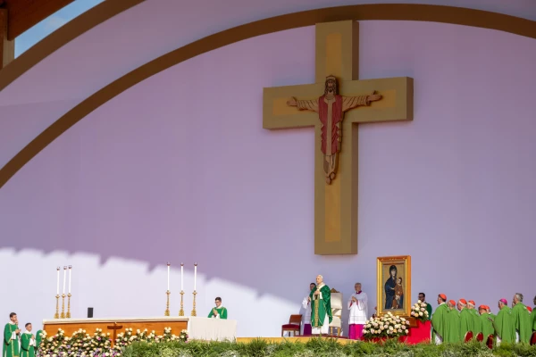 El Papa celebró una Misa multitudinaria con los jóvenes. Crédito: Daniel Ibañez/ EWTN News