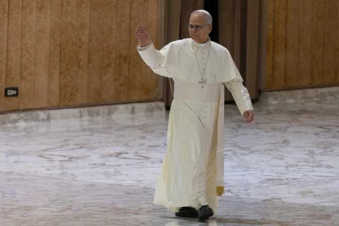 León XIV saluda a los asistentes a una audiencia general en agosto de 2025.