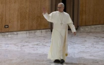 León XIV saluda a los asistentes a una audiencia general en agosto de 2025.