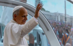 León XIV saluda durante la Audiencia General del 24 de septiembre de 2025. Crédito: Daniel Ibáñez / EWTN News.