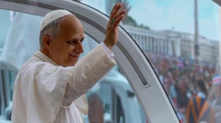 León XIV saluda durante la Audiencia General del 24 de septiembre de 2025.