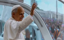 León XIV saluda durante la Audiencia General del 24 de septiembre de 2025.