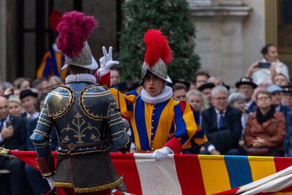 La Guardia Suiza es el ejército más pequeño y uno de los más antiguos del mundo, con una historia que se remonta a 1506. Crédito: Daniel Ibañez/EWTN News