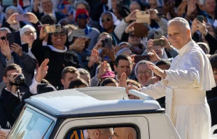 El Papa León XIV durante la audiencia general del 8 de octubre de 2025. Crédito: Daniel Ibañez / EWTN News.