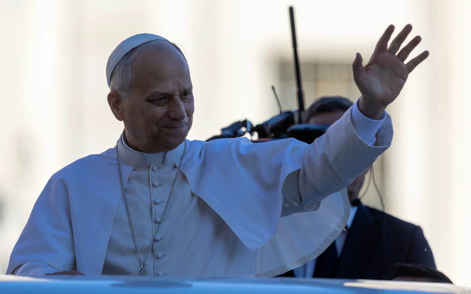 El Papa León XIV saluda durante una Audiencia General en la plaza de San Pedro.?w=200&h=150