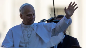 El Papa León XIV saluda durante una Audiencia General en la plaza de San Pedro.
