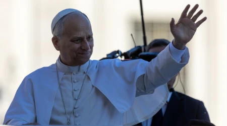 El Papa León XIV saluda durante una Audiencia General en la plaza de San Pedro.