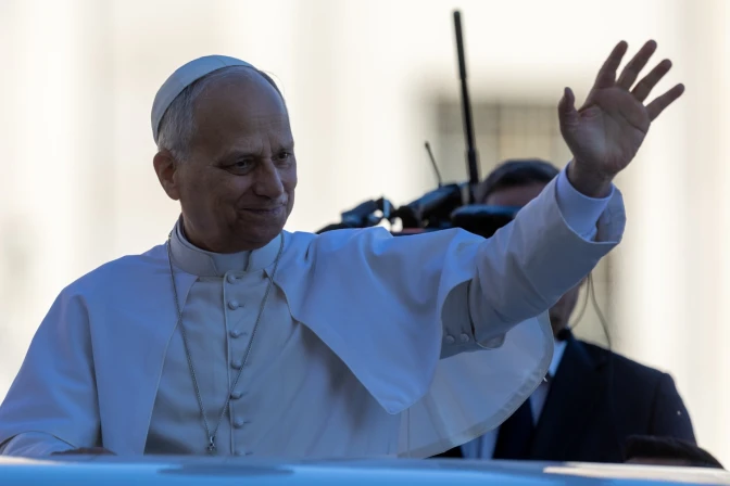 El Papa León XIV saluda durante una Audiencia General en la plaza de San Pedro.