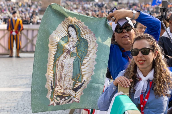 Una peregrina con la imagen de la Virgen de Guadalupe que se apareció al indio san Juan Diego en 1531. Crédito: Daniel Ibañez/ EWTN News