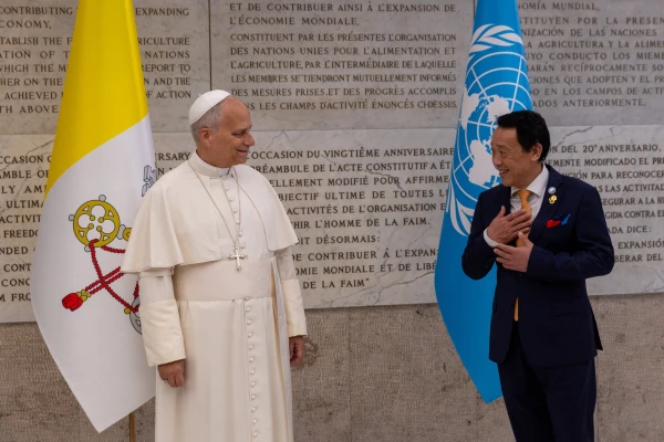 El Papa León XIV junto a Qu Dongyu. Crédito: Daniel Ibáñez/ EWTN News