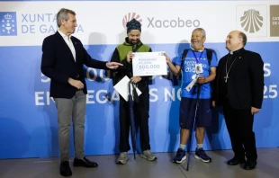 Jaime Forero y su hijo Nicolás recorrieron el Camino de Santiago en memoria de su esposa y madre fallecida . Crédito: Junta de Galicia.