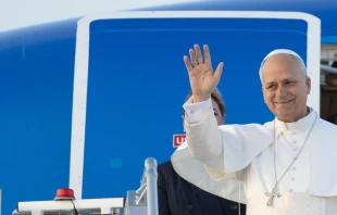 El Papa León XIV al inicio de su primer viaje apostólico. Crédito: Daniel Ibáñez / EWTN News.