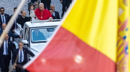 El Papa León XIV visto junto a la bandera de España el 8 de diciembre de 2025