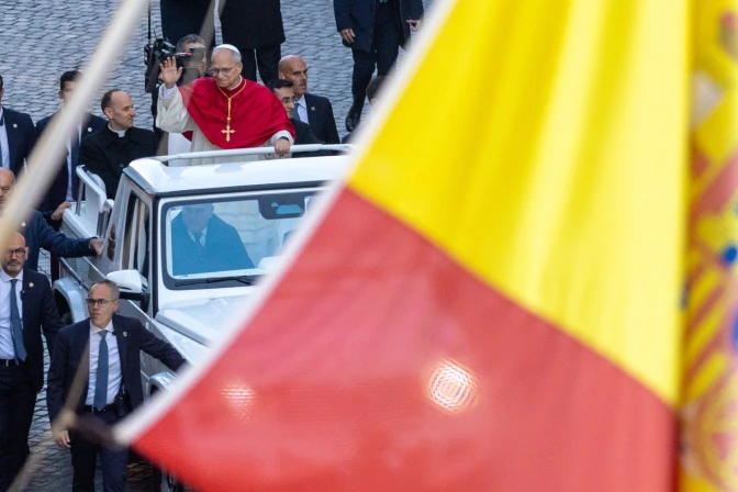 El Papa León XIV visto junto a la bandera de España el 8 de diciembre de 2025