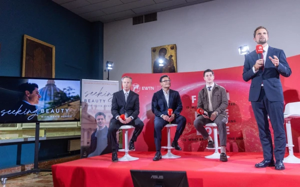 El primer episodio del nuevo programa de viajes “Seeking Beauty” se estrenó en el cine del Vaticano el 15 de diciembre de 2025. A la proyección siguió una sesión de preguntas y respuestas con, de izquierda a derecha, el presidente de EWTN Studios, Peter Gagnon, el productor ejecutivo de la serie, Edmundo Reyes, y el presentador de la serie, David Henrie. Crédito: Daniel Ibanez/EWTN News.