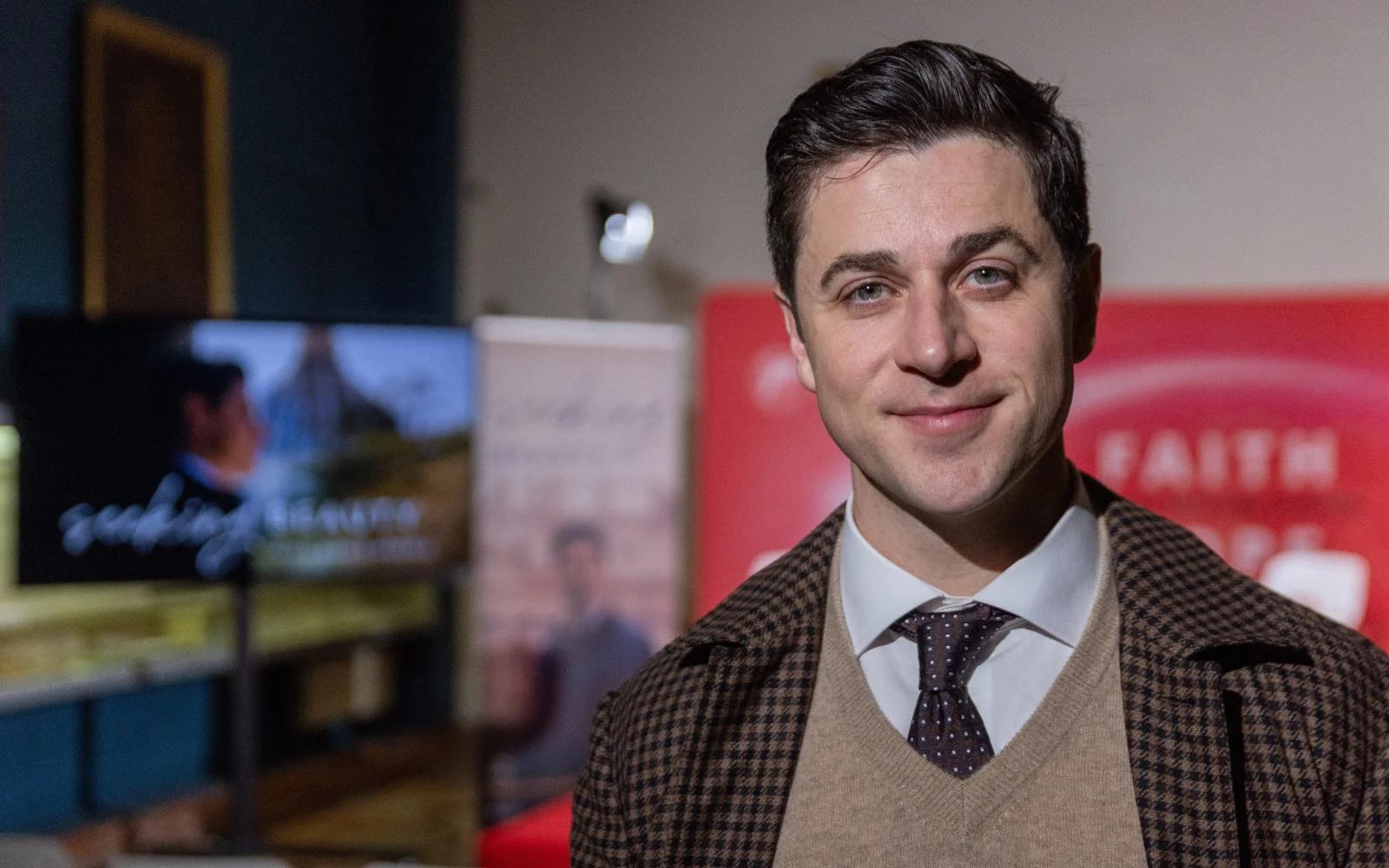 El actor y director católico David Henrie habla con EWTN News después de que se proyectara el primer episodio de su nuevo programa de viajes, “Seeking Beauty”, en el cine del Vaticano el 15 de diciembre de 2025.?w=200&h=150