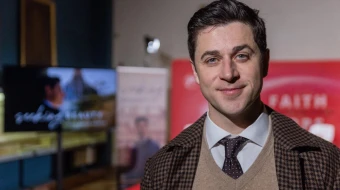 El actor y director católico David Henrie habla con EWTN News después de que se proyectara el primer episodio de su nuevo programa de viajes, “Seeking Beauty”, en el cine del Vaticano el 15 de diciembre de 2025.