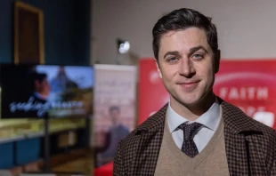 El actor y director católico David Henrie habla con EWTN News después de que se proyectara el primer episodio de su nuevo programa de viajes, “Seeking Beauty”, en el cine del Vaticano el 15 de diciembre de 2025. Crédito: Daniel Ibanez/EWTN News.