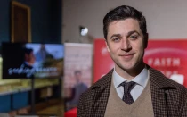 El actor y director católico David Henrie habla con EWTN News después de que se proyectara el primer episodio de su nuevo programa de viajes, “Seeking Beauty”, en el cine del Vaticano el 15 de diciembre de 2025.