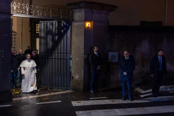 El Papa sale de Castel Gandolfo para regresar al Vaticano. Crédito: Daniel Ibañez/EWTN News