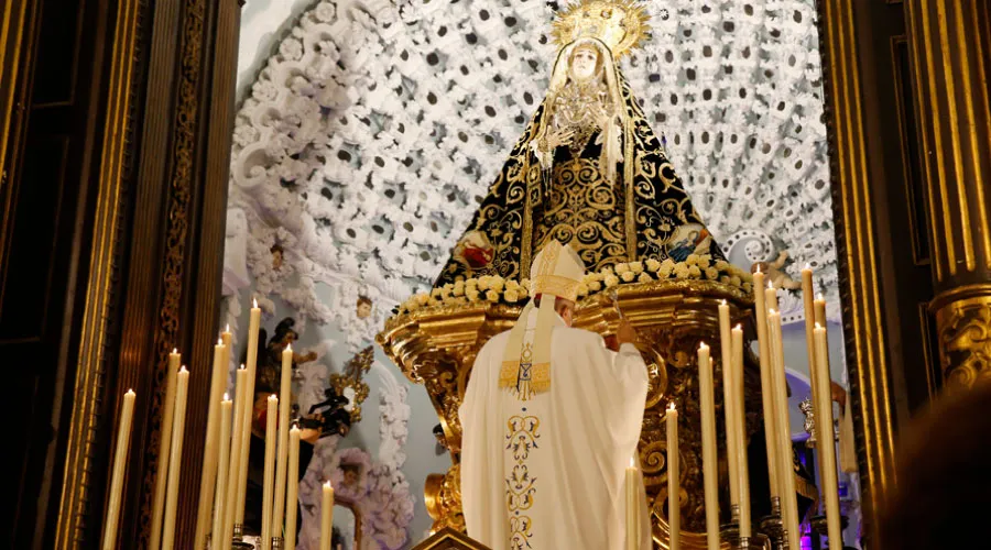 Mons. Demetrio Fernández a los pies de la Virgen de los Dolores en la Misa de Viernes de Dolores 2021. Crédito: Diócesis de Córdoba.