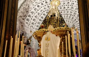 Mons. Demetrio Fernández a los pies de la Virgen de los Dolores en la Misa de Viernes de Dolores 2021. Crédito: Diócesis de Córdoba. 