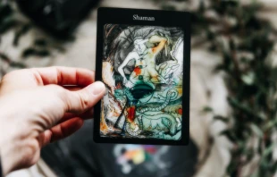 Imagen referencial de carta del Tarot. Cru00e9dito: Ouassima Issrae / Unsplash. 