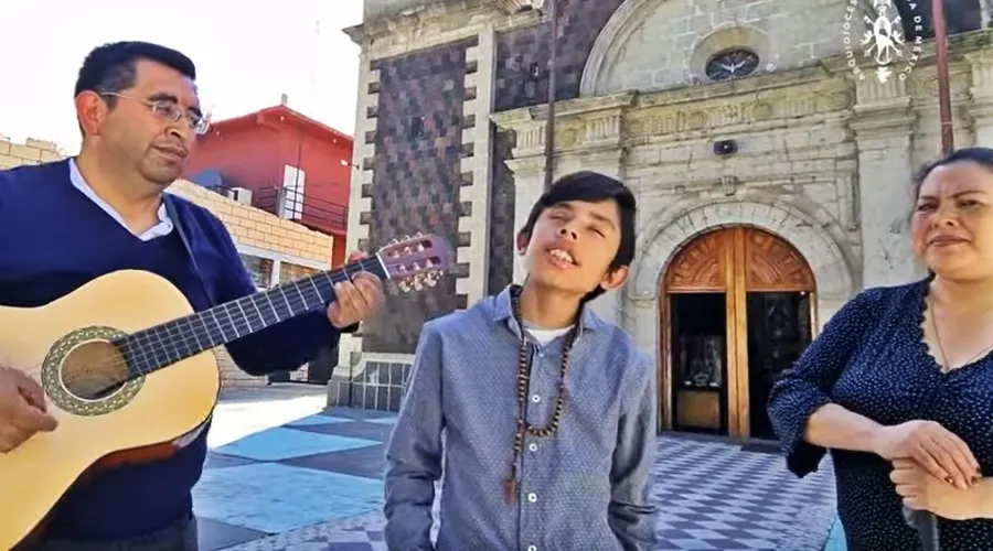 Joel Rivera Sáenz cantando junto a sus padres. Crédito: Captura de video de YouTube de la Arquidiócesis Primada de México.?w=200&h=150