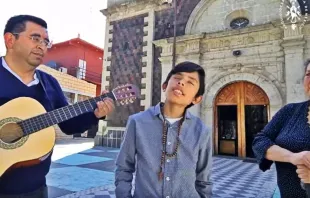 Joel Rivera Sáenz cantando junto a sus padres. Crédito: Captura de video de YouTube de la Arquidiócesis Primada de México. 