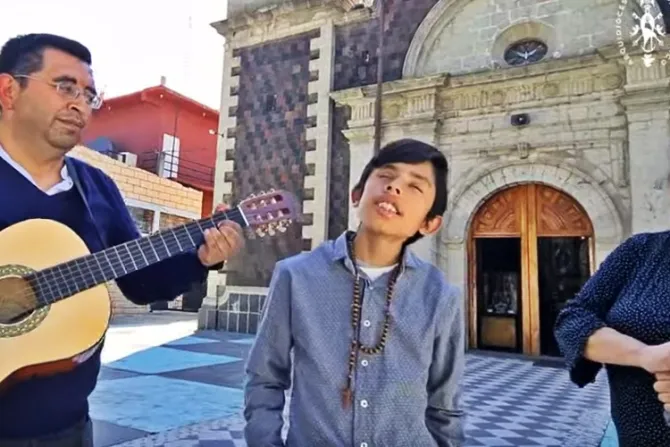 Niño ciego que se hizo viral por canto a la Virgen expresa agradecimiento con nueva canción