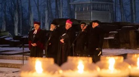 Líderes católicos y de otros credos rezan juntos en el 77 aniversario del Holocausto