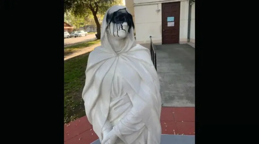 Estatua vandalizada fuera de la Iglesia del Santo Rosario, Woodland, California. Crédito: Cortesía de Duke Sancho a CNA.?w=200&h=150