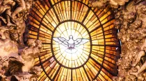Imagen del Espíritu Santo en una ventana de la Basílica de San Pedro del Vaticano. Crédito: Antoine Taveneaux - Wikimedia Commons (CC BY-SA 3.0).