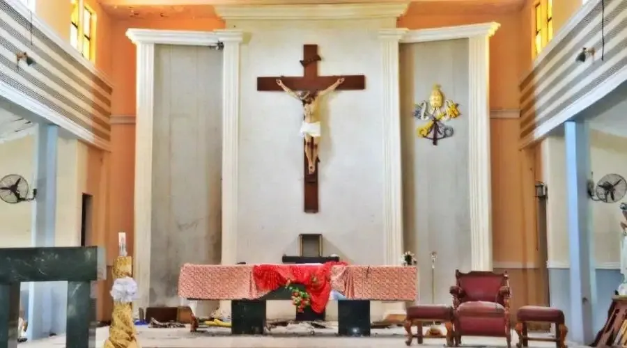 Iglesia San Francisco Xavier tras el ataque en la Misa de Pentecostés del 5 de junio, en Nigeria. Crédito: Ayuda a la Iglesia Necesitada.