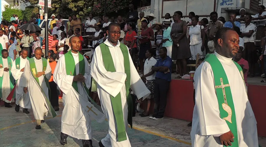 Sacerdotes en Haití. Crédito: Sitio web de Ayuda a la Iglesia Necesitada.?w=200&h=150