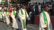 Sacerdotes en Haití. Crédito: Sitio web de Ayuda a la Iglesia Necesitada.